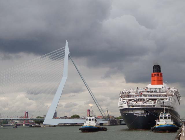 Cruiseschip ms Queen Elizabeth II van Cunard Line aan de Cruise Terminal Rotterdam